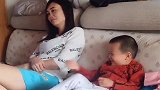 妈妈在沙发上休息，儿子就这么惹她，画面太温馨了！