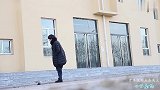 两小伙设丢钱骗局，却被美女一招制服，真解气