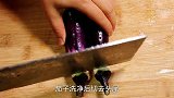 炒茄子时，先放油就大错特错，厨娘教你一招，茄子不吸油还软嫩