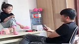 真不愧是小情人，这样教训她爸爸，换成老娘还真不敢，太解气了！