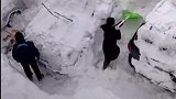 大雪盖住了车子，要想挖到自家车子全靠随机！