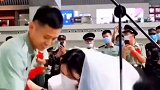 恋爱长跑八年，小伙在战友们见证下在高铁站求婚