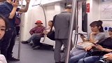 男子在地铁里给岳父打电话，说的这些话，让路人都笑了！
