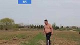 男子奔跑欲跳过沟，结果太重翻到一半就掉入水