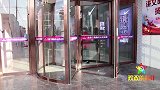 进城3：妈妈带姐妹去超市，俩人一下就被超市的积木吸引了