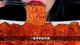 美女极限挑战吃“变态爆辣”金针菇，40秒就吃光，没有味觉吗