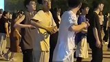 现在男大学生都开始跳广场舞了