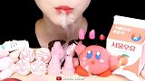美女试吃粉色甜点套餐