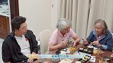 黄渤切排骨太大奶奶啃不动，宋祖儿暖心帮切排骨肉超乖啦！