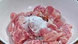 这道菜我家经常做，鸡腿肉特别嫩，不管下酒下饭都特别好吃