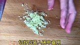 把面粉倒入丝瓜里面，很多人都没有见过，营养又好吃，真的解馋哦