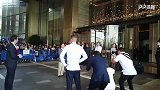 来了来了！大巴黎抵达深圳 姆巴佩+埃雷拉合影引尖叫