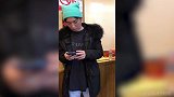 网友日本拉面店偶遇王思聪 一边排队一边玩手机