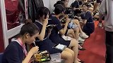 销售聚集在后台，利用休息时间吃饭