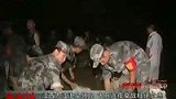 九江堤岸泡泉频现 官兵连夜排除危患-7月25日