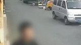江苏无锡：男子开车撞人碾压两圈致其昏迷，监控还原事发经过