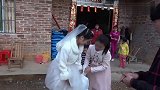 农村婚礼现场实拍，新娘这是要去干嘛？去看看