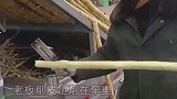 女子去买甘蔗，老板削皮削在车里