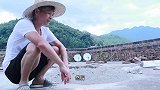 农村小伙利用报废的旧轮胎，浇筑一个水泥墩，实用又环保