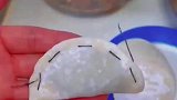 后来，在妈妈看不到的地方，学着妈妈包起了饺子