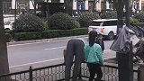 西安街头农民工大叔练倒立