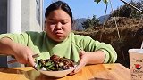 小婷吃二荆条螺丝椒炒鸭肉，能吃两碗饭！