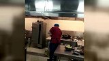 餐厅后厨用锅洗拖把？ 店方澄清：该锅早已废弃