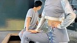 小哥哥突然看了一眼有点不好意思了