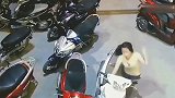 监控女子在电动车旁整理头发，谁知差点丢了性命！