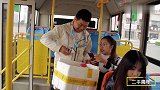爆笑剧：耙耳朵没钱生存，投资一元在公交车上做买卖，智商太逗了