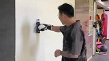 男子挑战用拳头击爆可乐瓶