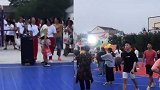 上百名广场舞大妈占篮球场引球迷不满 双方比音响