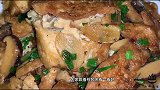 香菇炖豆腐越炖越入味，上桌就香气四溢，看完后又学会一道下饭菜