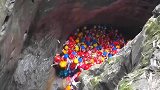 游客玩人体漂流像下饺子