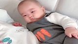 宝宝第一次坐着，没想到，居然帅不过3秒！
