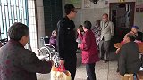 独居老人太寂寞，希望儿女陪在身边，老爷子含泪：家里太清净！