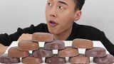 小哥摆了一桌子的巧克力脆皮冰淇淋，看着就很过瘾啊