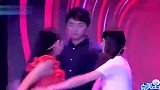 富家女跪求复合不成，竟拿刀刺向前男友，网友：死也要在一起？