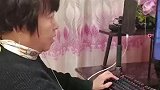 母亲迷恋上了游戏，做完家务就要来一局