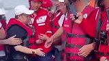 韩红回应河南救灾作秀：无愧于曾经身上的军装！