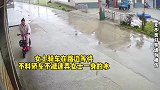 女士骑车停在路边不到两分钟，就被弄两次水在身上
