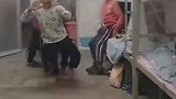 老师晚上查寝室，孩子们上演魔性舞迎接