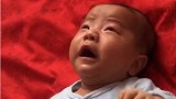 宝宝躺在床上哭得脸蛋通红，看着好揪心啊！
