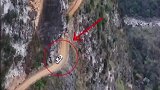 这么惊险的挂壁山路，看得让人直冒冷汗