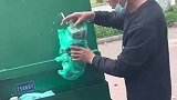 大爷给男生们炫耀，自己车内放置的香烟