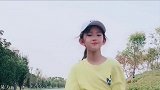 龙凤胎妹妹路口边跳舞，这是谁家的妹妹，哥哥真是太有福气了