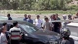 黑车逆向堵住车道，遭到其他车主的谴责