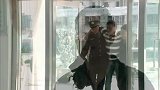 表彰会要开始了，小伙还躺在床上