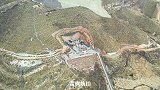 这是谁设计的太有才了，真正有靠山的建筑物，你怎么看！