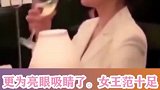 宋慧乔离婚后出席时装秀，穿白色西装连体裤，霸气侧漏女王范十足